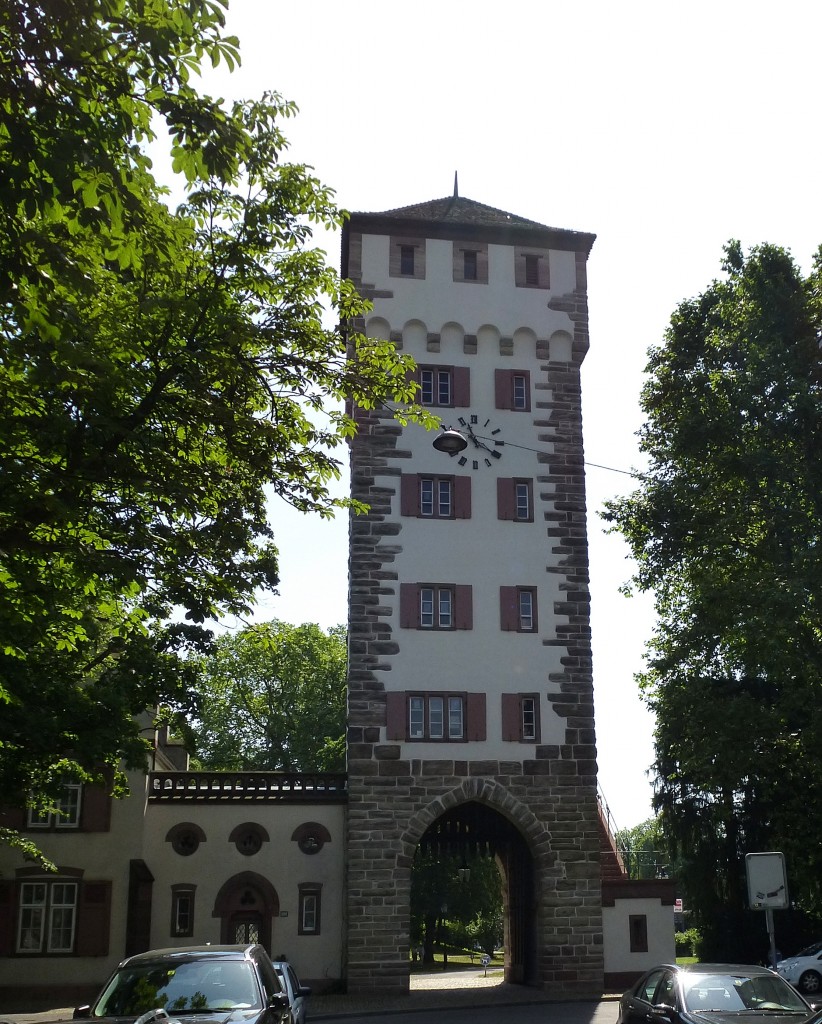 Basel, Sankt-Alban-Tor, Blick stadtauswärts, Teil der ehemaligen Stadtbefestigung, erbaut um 1230, Juni 2015