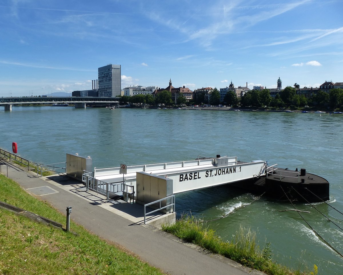 Basel, die Schiffsanlegestelle St.Johann 1, dahinter die Dreirosenbrücke, Juli 2016