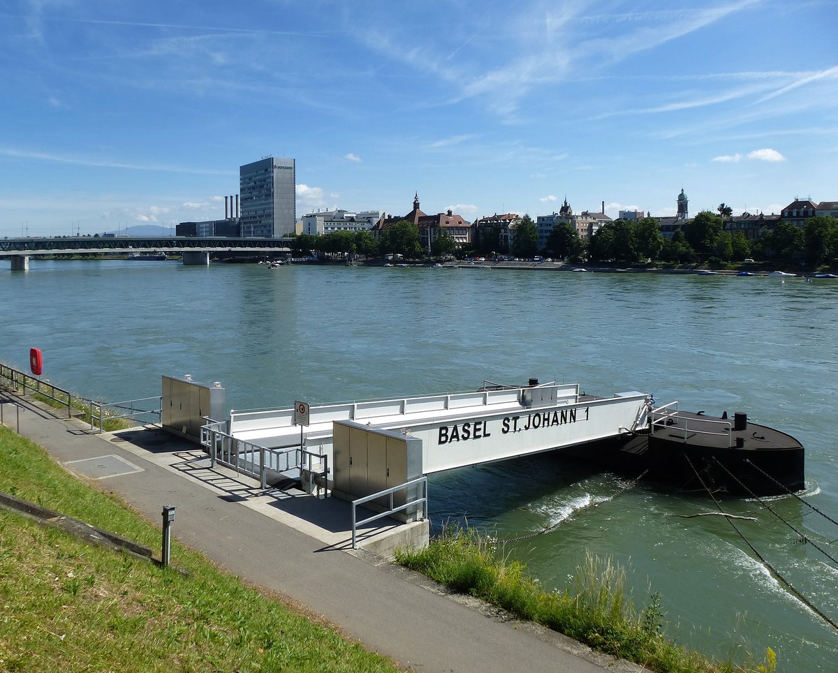 Basel, die Schiffsanlegestelle St.Johann 1, dahinter die Dreirosenbrcke, Juli 2016