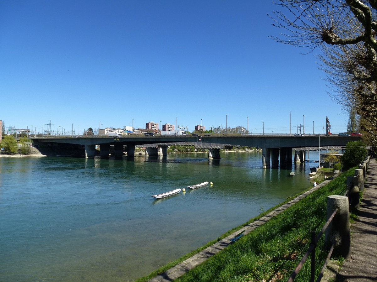 Basel, die Schwarzwaldbrcke, von 1970-73 wurde die Spannbetonbrcke erbaut, wichtigster Rheinbergang mit Autobahn und lokalem Verkehr, April 2015