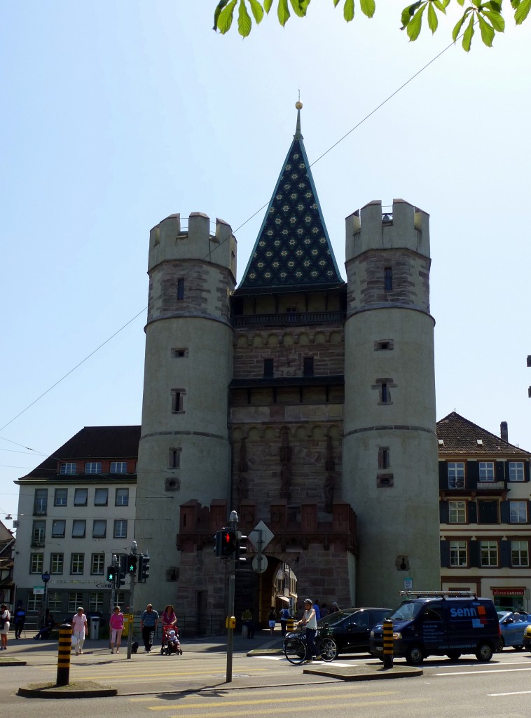 Basel, das Spalentor stadteinwrts gesehen, erbaut um 1400, Mai 2015