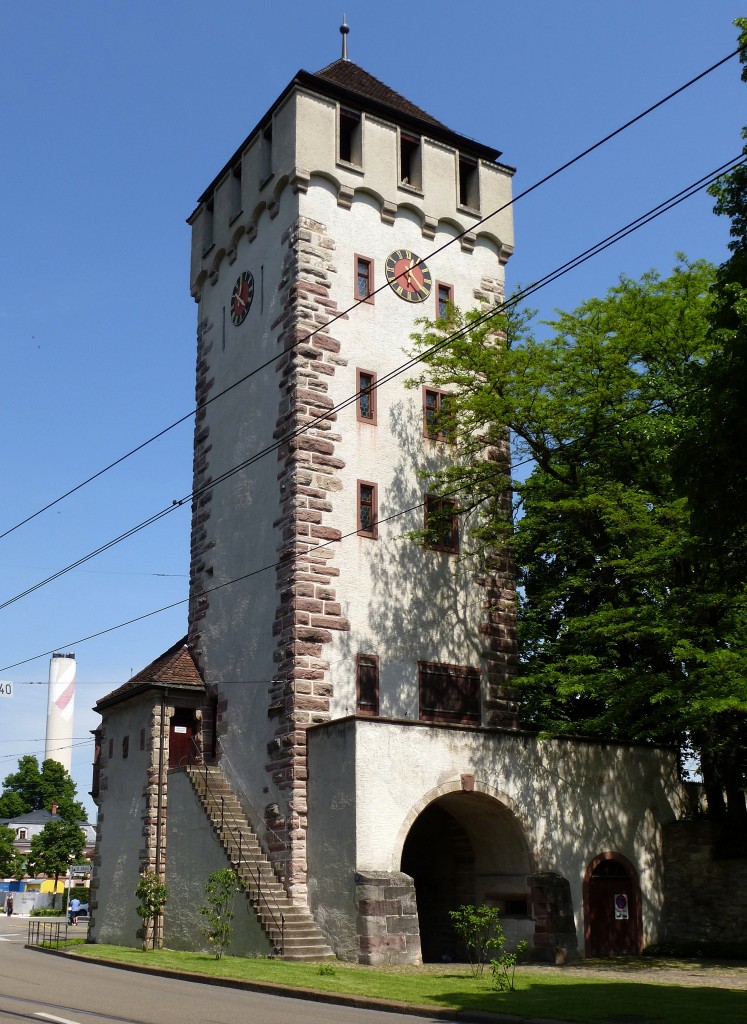 Basel, das St.Johanns-Tor stadtauswrts gesehen, Teil der ehemaligen Stadtbefestigung, Mai 2015