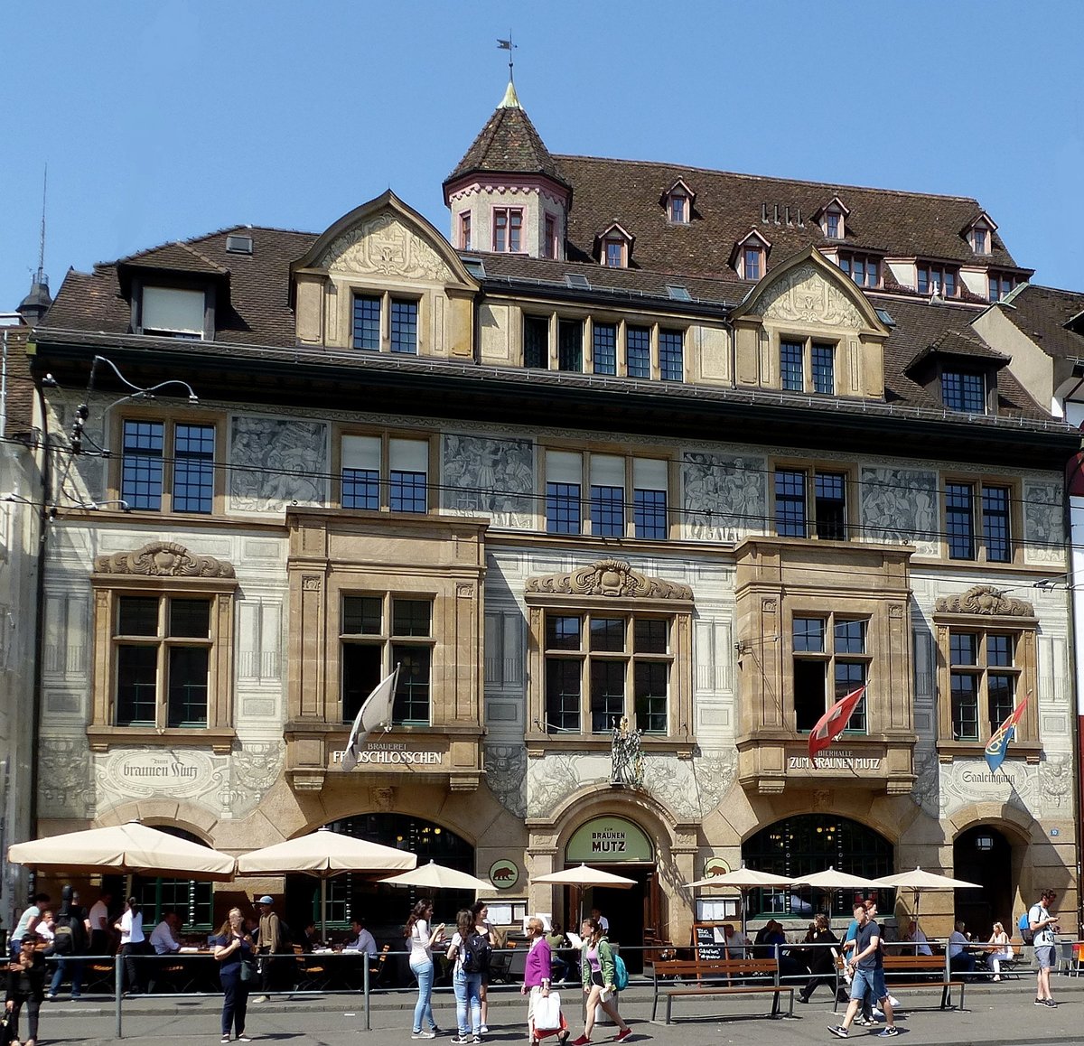 Basel, Traditions-Restaurant und Bierhalle  Zum Braunen Mutz , gegenüber vom Rathaus, Mai 2015