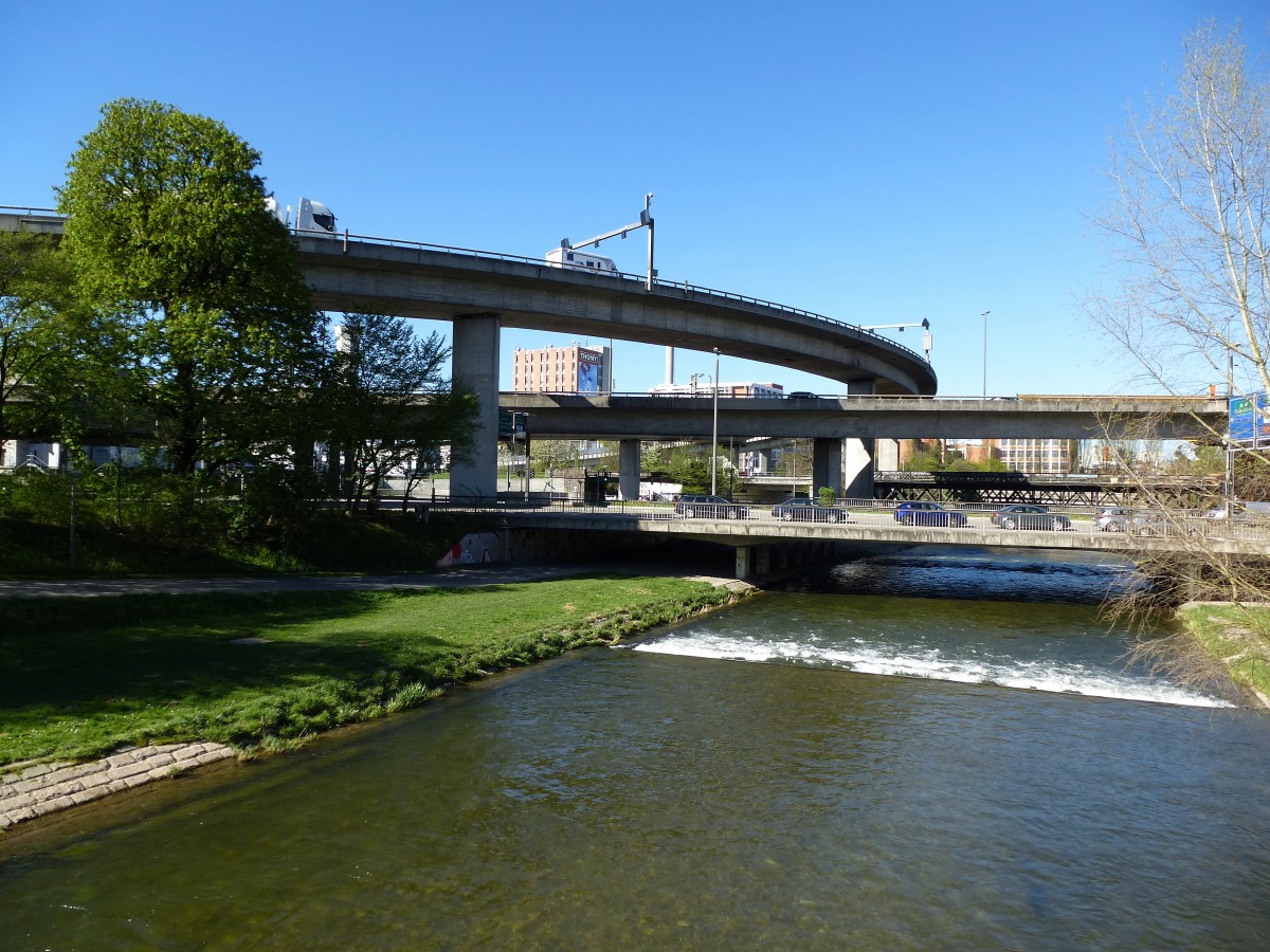 Basel, Verkehrsbauten an der Wiese, die unmittelbar danach in den Rhein mndet, April 2015