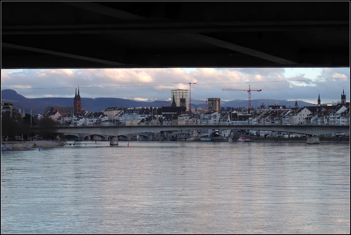 Basel vor dem Schweizer Jura -

Blick durch die Dreirosenbrcke ber den Rhein zur Johanniterbrcke und zur Altstadt von Basel mit dem Schweizer Jura im Hintergrund. Links das Mnster. Hinter den Trmen der Elisabethen- und der Leonhardskirche ein neues Hochhaus der Architekten Miller & Maranta, das 2021 fertig wird. 
Die neuen Hochhuser stren mehr und mehr das traditionelle Stadtbild mit seinen Trmen entlang der Rheinfront.

07.03.2019 (M)