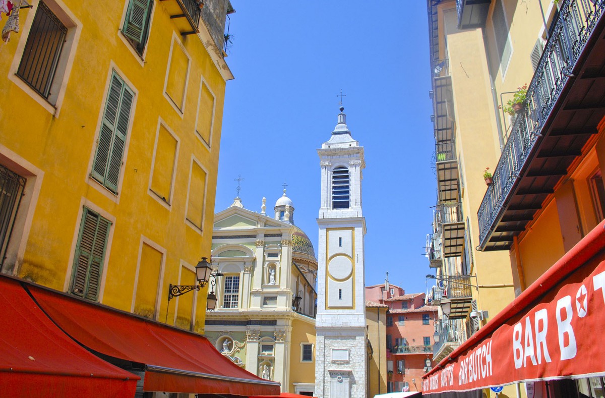 Basilique Cathdrale Sainte-Rparate von Rue Rossetti in Nizza aus gesehen. Aufnahme: Juli 2015.