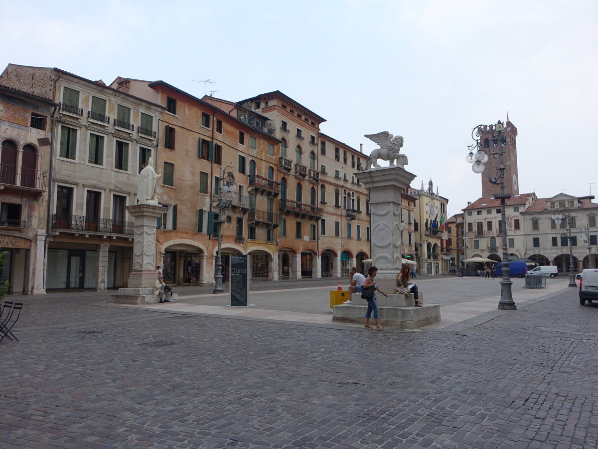 Bassano del Grappa, historische Gebude an der Piazza Liberta (17.09.2019)