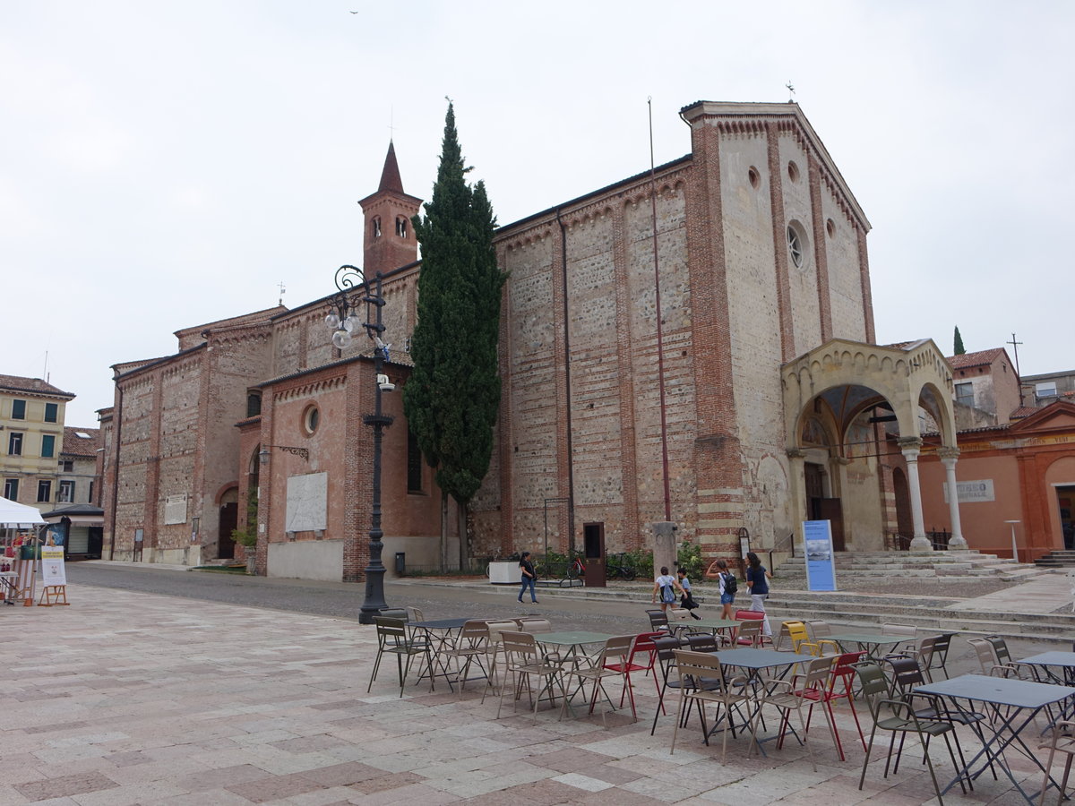 Bassano del Grappa, San Francesco Kirche an der Piazza Garibaldi, erbaut im 12. Jahrhundert vom Franziskanerorden (17.09.2019)