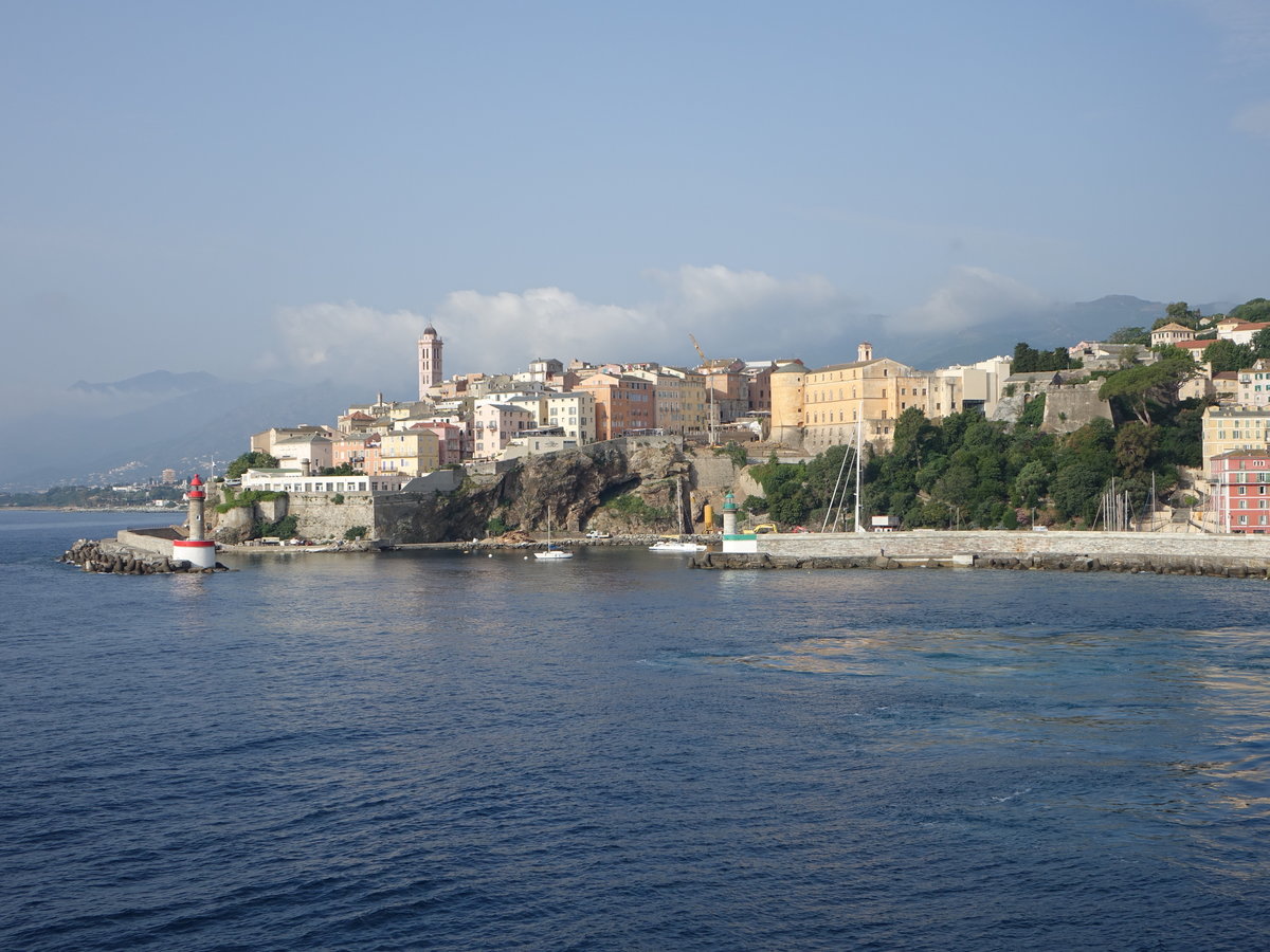 Bastia, Ausblick von der Fhre auf die Altstadt mit der Zitadelle (22.06.2019)