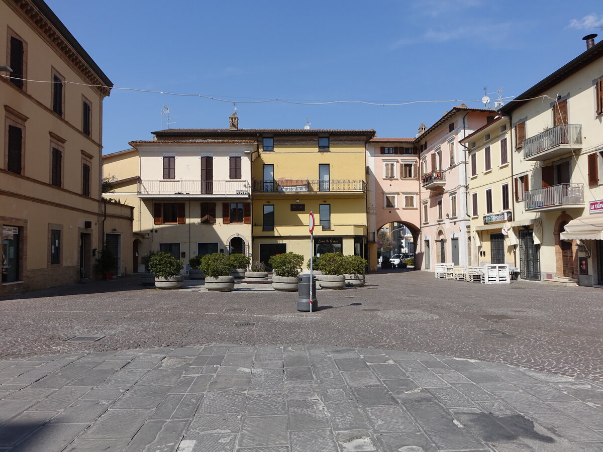 Bastia Umbra, Huser an der Piazza Giuseppe Mazzini (26.03.2022)