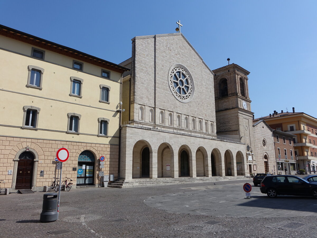 Bastia Umbra, Pfarrkirche St. Croce und St. Michele an der Piazza Giuseppe Mazzini (26.03.2022)