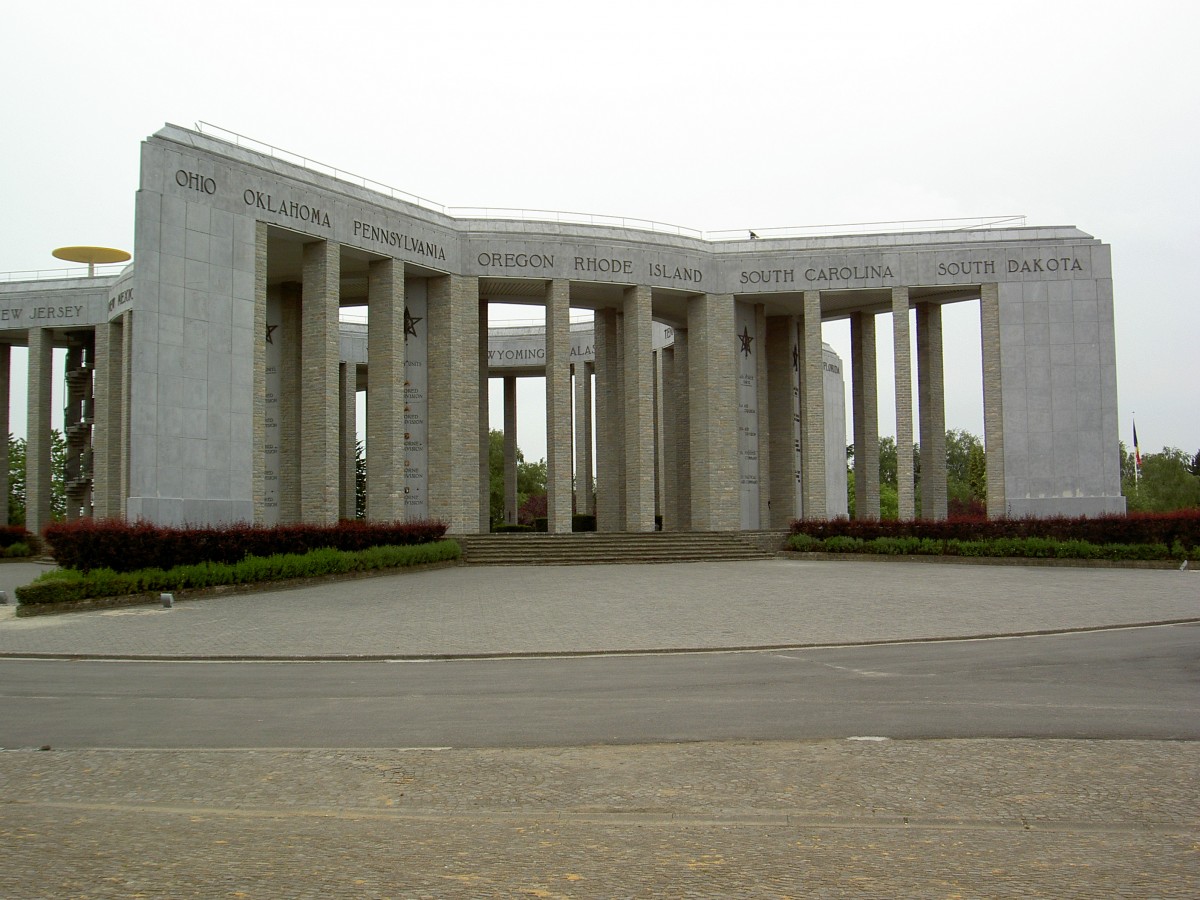 Bastogne, Mardasson Memorial, errichtet 1950 in der Form eine Pentagramm, die 50 Bundesstaaten der USA sind am oberen Rand eingraviert, entlang der Auenseite sind die Wappen der an der Ardennenschlacht beteiligten US Divisionen zu finden (28.06.2014)