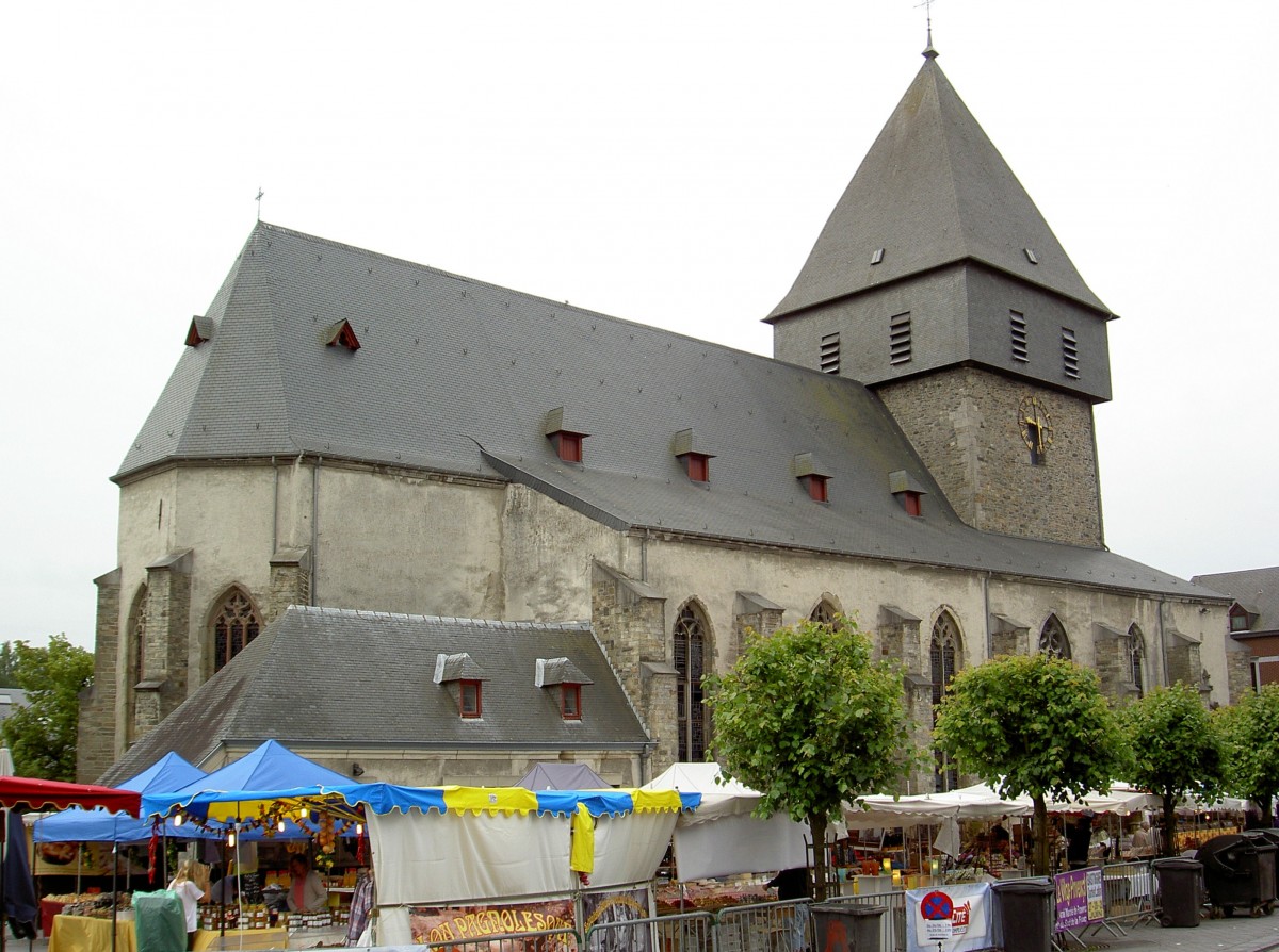Bastogne, St. Peter Kirche mit romanischem Turm, Langschiff erbaut im 16. Jahrhundert (28.06.2014)