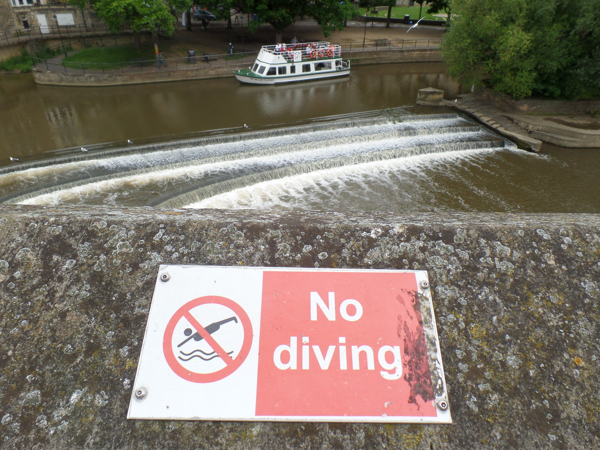 Bath, Grafschaft Sommerset (Region South West England) am 19.6.2016: der Flu Avon unterhalb der Pulteney-Brcke mit diesem Hinweisschild, ob das schon jemand ausprobiert hat?  /