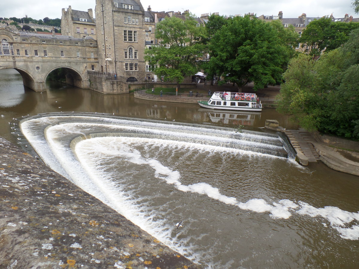 Bath, Grafschaft Sommerset (Region South West England) am 19.6.2016: der Flu Avon unterhalb der Pulteney-Brcke von 1773 /