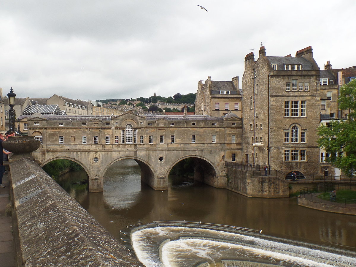 Bath, Grafschaft Sommerset (Region South West England) am 19.6.2016: Pulteney-Brcke von 1773 ber den Avon, von William Pulteney zur Anbindung eines neuen Stadtviertels, das seine Frau geerbt hatte, in Auftrag gegeben. Vorbild war der Ponte Vecchio in Florenz.