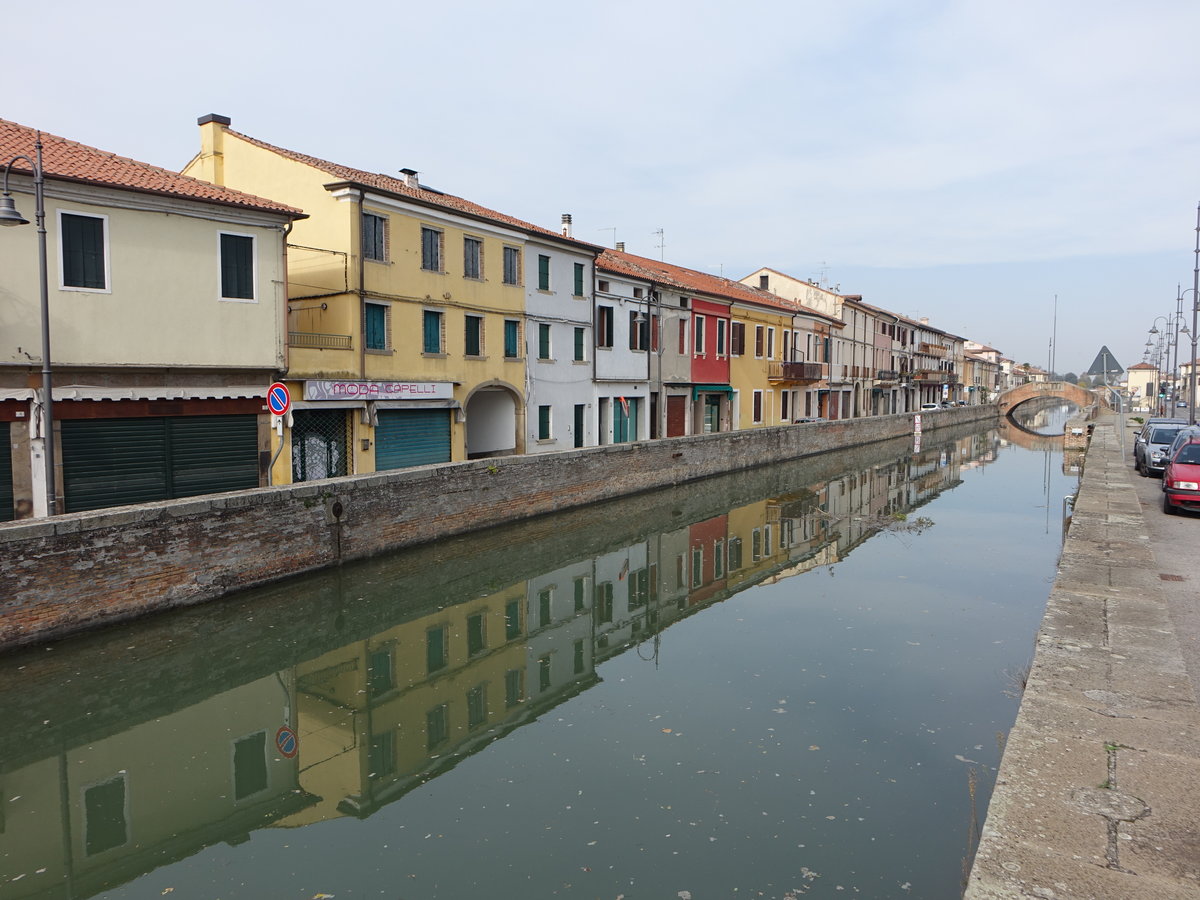 Battaglia Terme, Huser am Kanal entlang der Via Terme (29.10.2017)