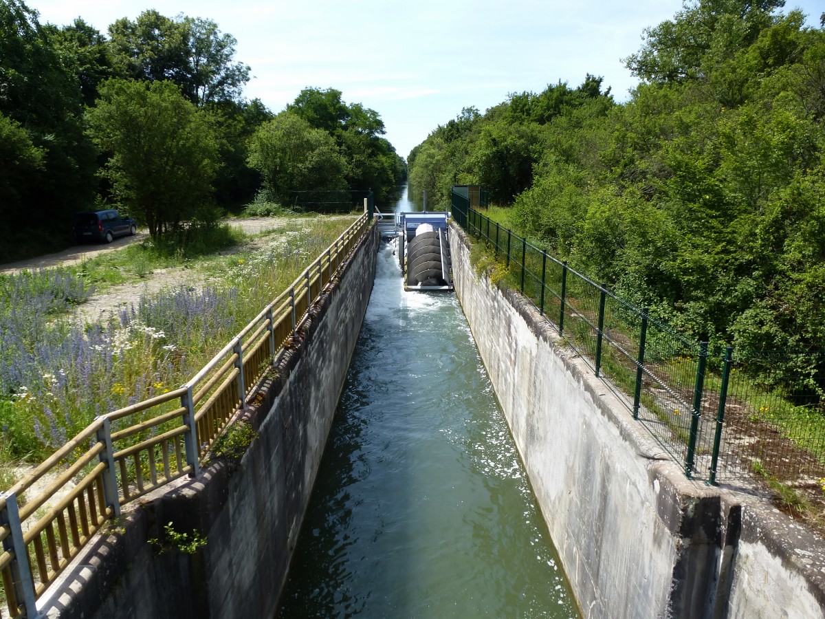 Battenheim, eine Wasserschnecke zur Energiegewinnung an einer aufgelassenen Schleuse im alten Rhein-Rhone-Kanal, Juni 2015