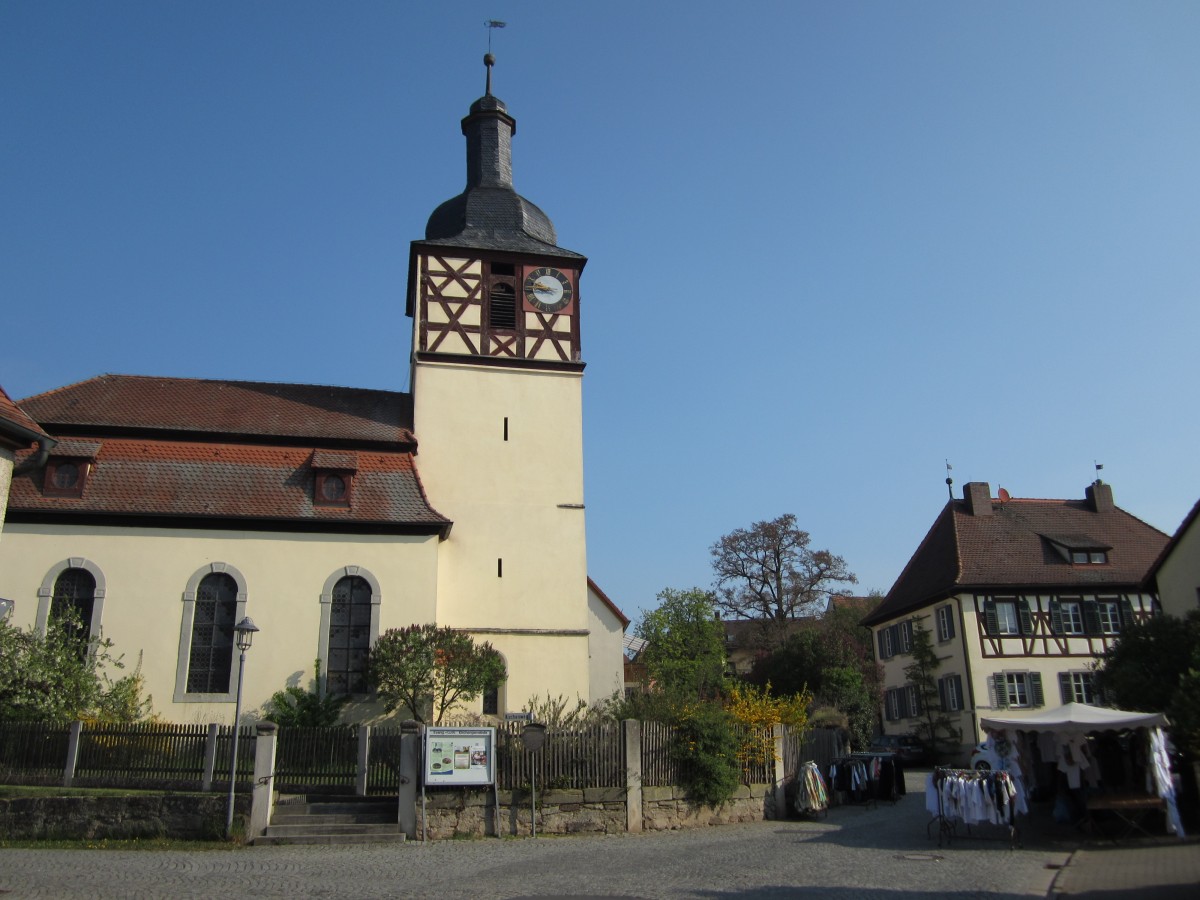 Baudenbach, Ev. St. Lambert Kirche und Pfarrhaus, erbaut 1438, Turm von 1497, ehem. Wehrkirche (13.04.2014)