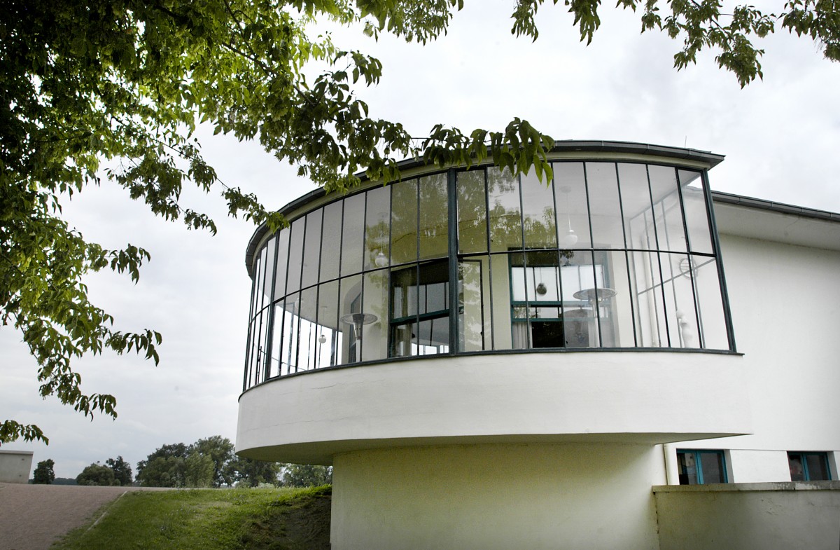 Bauhaus-Architektur in Dessau: Kornhaus ist eine Ausflugsgaststtte an der Elbe im Dessau-Rolauer Stadtteil Ziebigk. Aufnahme: Juli 2006.