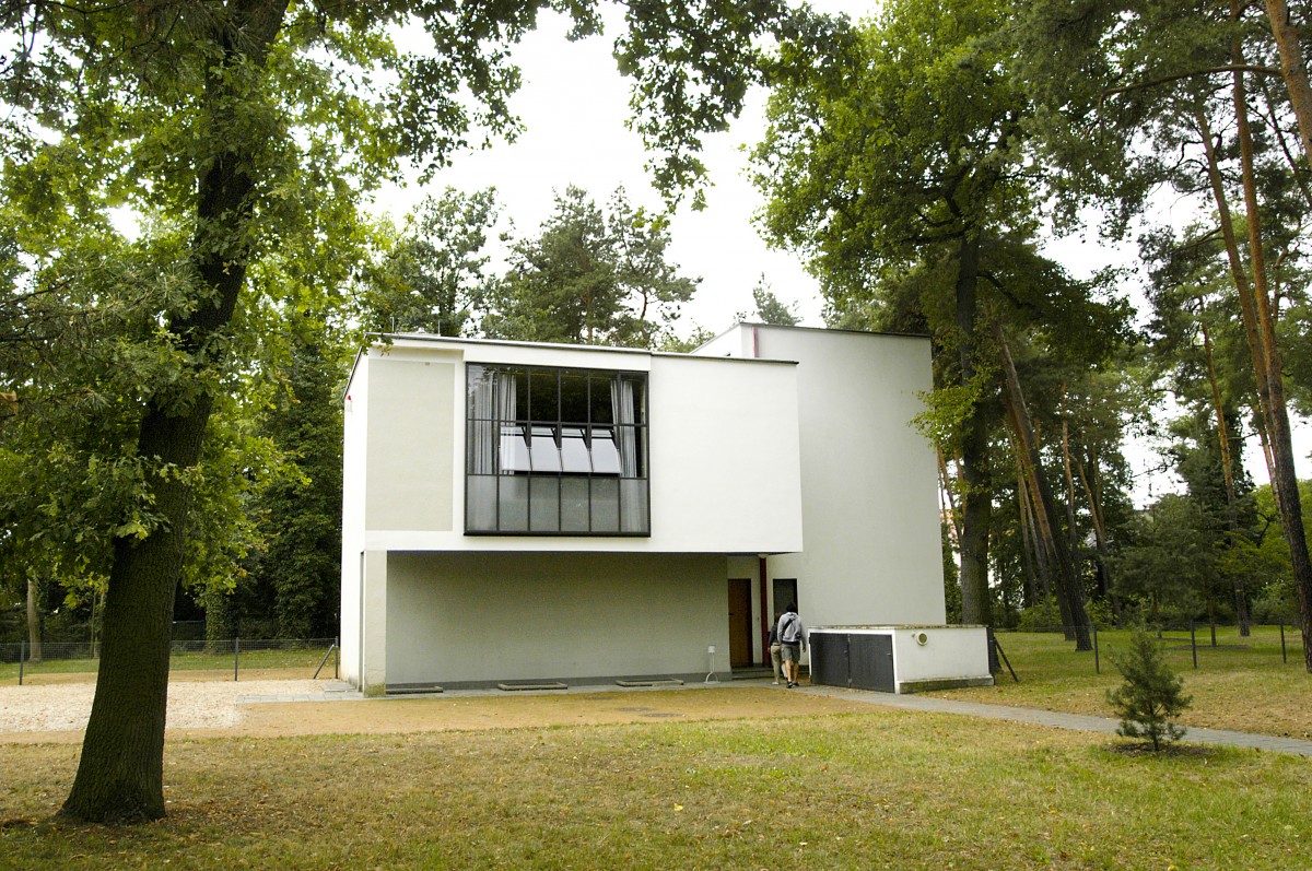 Bauhaus-Meisterhaus un Dessau. In der Nhe des Bauhauses (Ebertallee 65–71) baute Walter Gropius die Meisterhuser als Unterkunft fr die Meister des Bauhauses. Es waren gleichzeitig Musterhuser fr modernes Wohnen. Bauherr war die Stadt Dessau, die Bauhausmeister wohnten zur Miete. Aufnahme: Juli 2006.