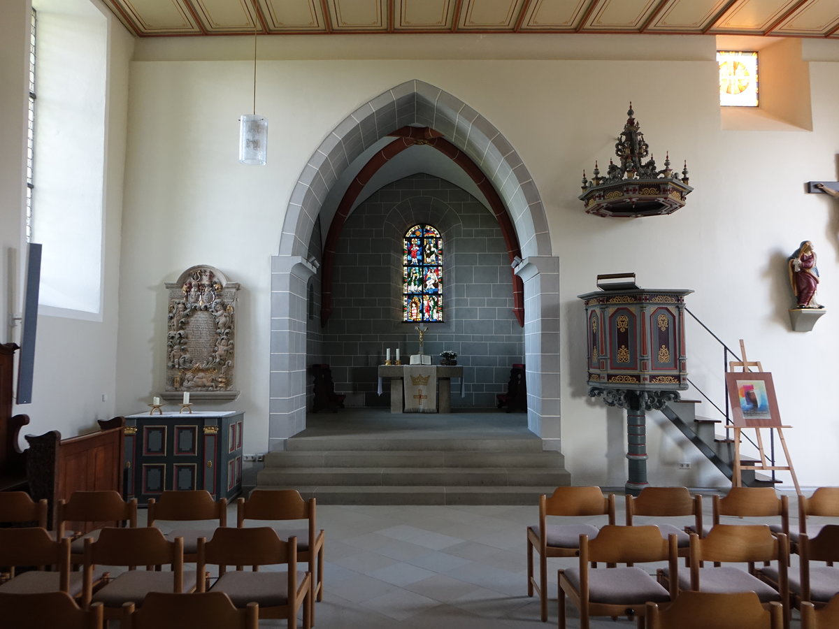 Baumerlenbach, Innenraum der Ev. Kirche, links ein Dederer Grabmal und eine schmuckvolle bemalte Kanzel mit Schalldeckel rechts vom Chorbogen (29.04.2018)