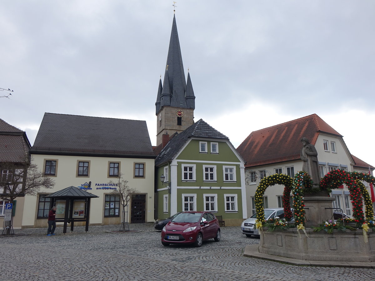 Baunach, kath. Pfarrkirche St. Oswald am Marktplatz, erbaut im 15. Jahrhundert (24.03.2016)