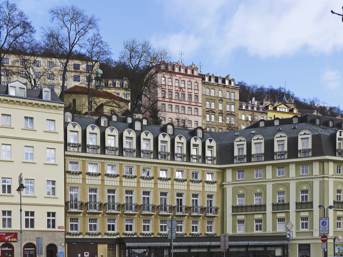 Bauten in Karlovy Vary (Karlsbad) im Zentrum am 22. Februar 2019.