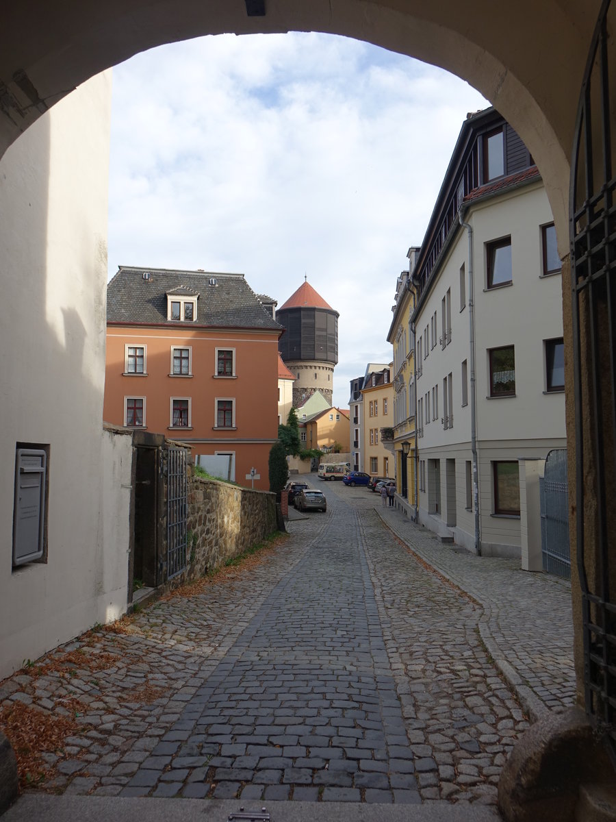Bautzen, Blick durch das Burgtor auf den Burgplatz mit Wasserturm (03.10.2020)