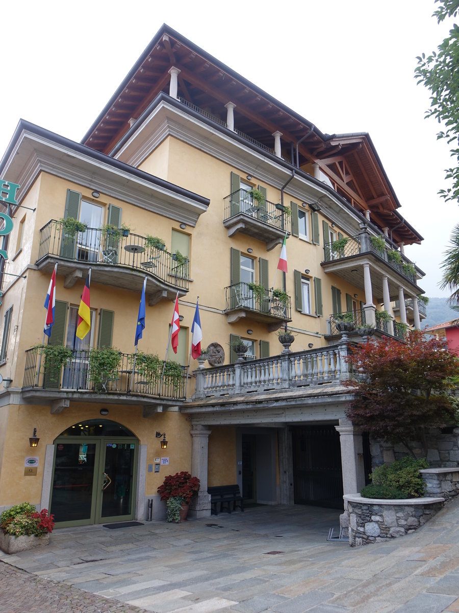 Baveno, Hotel Azalea in der Via Duomo, farbenfrohen Villa mit Balkone (06.10.2019)