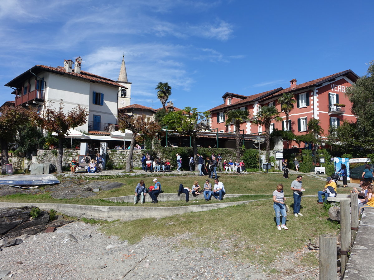 Baveno, Restaurants und Kirche an der Sdspitze der Isola dei Pescatori (05.10.2019)