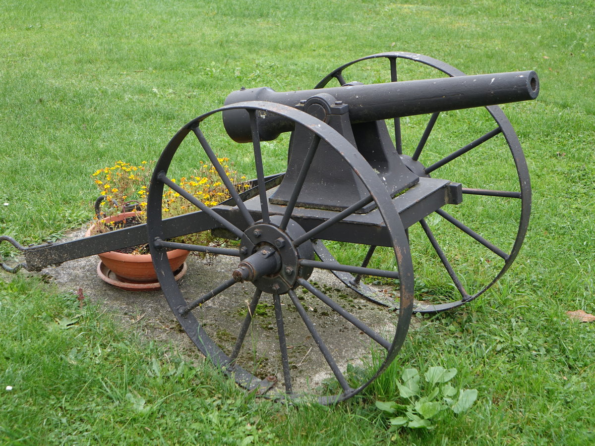 Bayerbach, historische Kanone am Kirchplatz (20.10.2018)