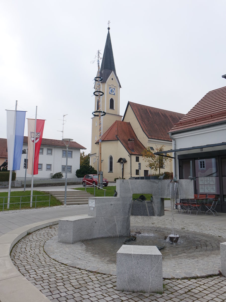 Bayerbach, kath. Pfarrkirche St. Peter, Saalbau mit eingezogenem Chor und sdseitigem Turm, Chor neugotisch, erbaut 1855 (20.10.2018)