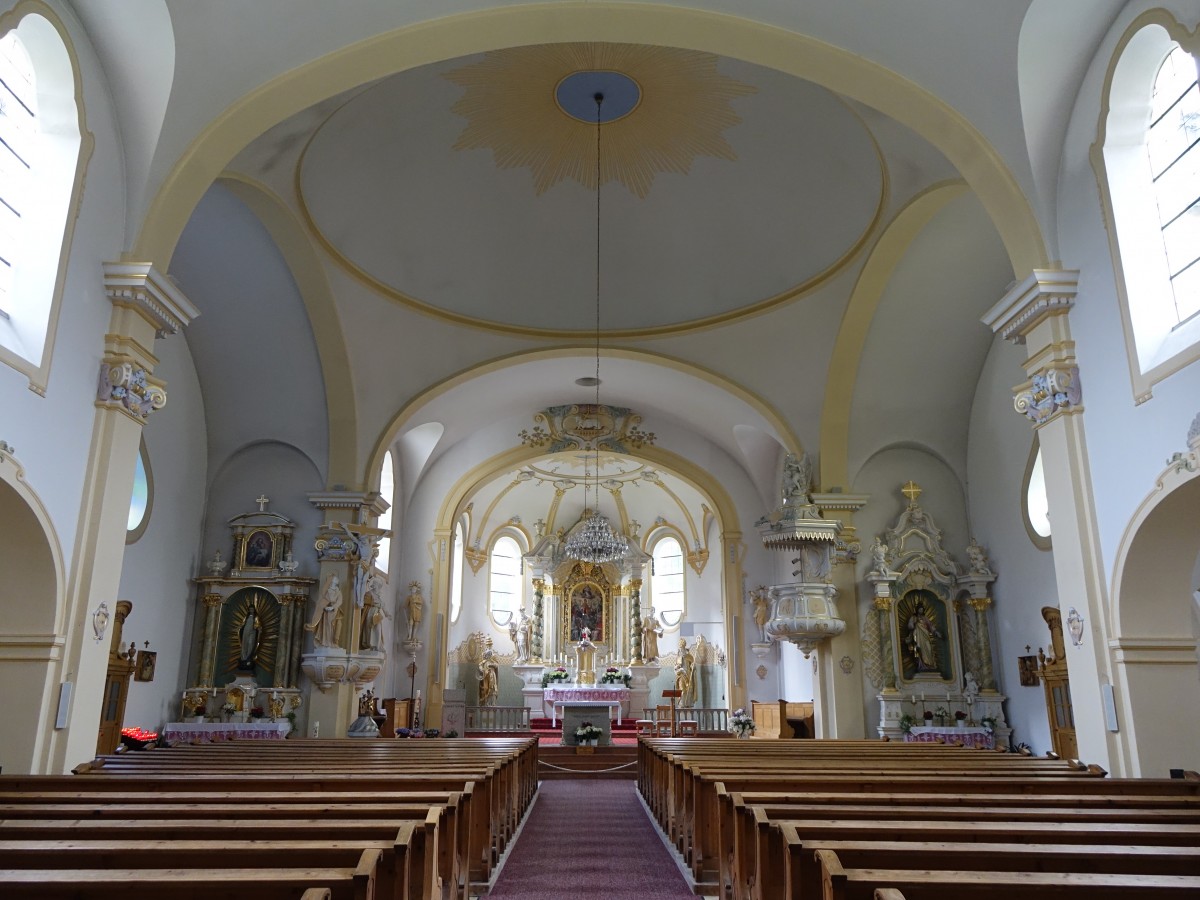 Bayerisch Eisenstein, Innenraum der Pfarrkirche St. Johannes Nepomuk, Kanzel und Hochaltar von Bruno Diamant (24.05.2015)