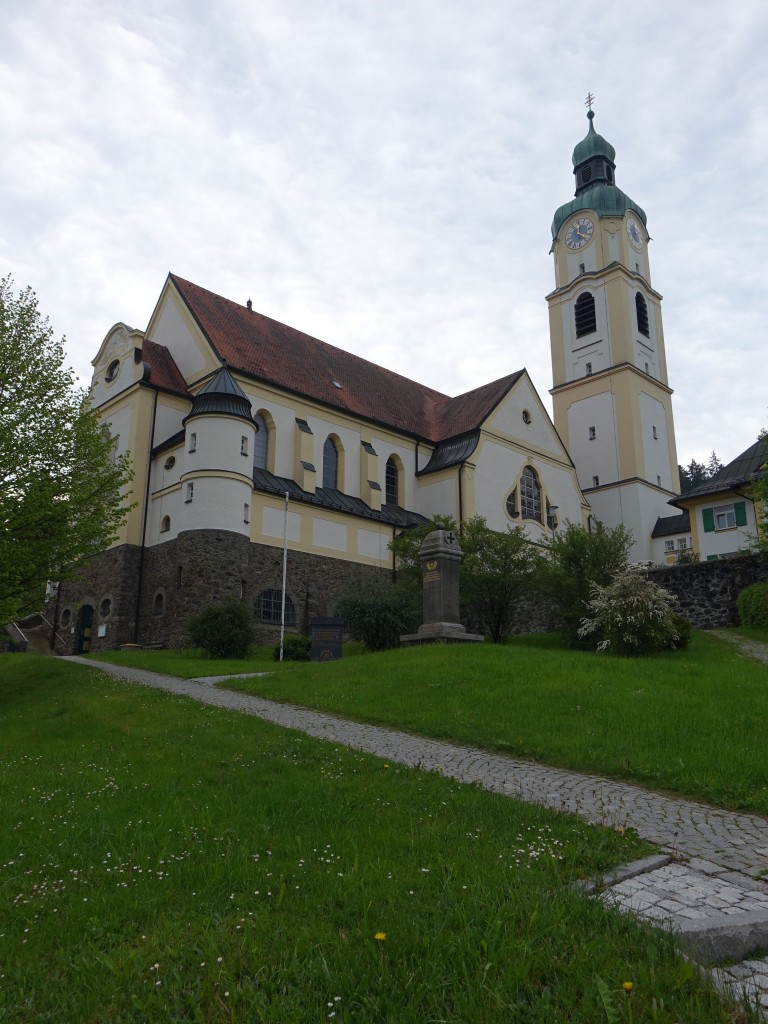 Bayerisch Eisenstein, Pfarrkirche St. Johannes Nepomuk, neubarock, erbaut von 1908 bis 1909 durch Architekt H. Schurr (24.05.2015)