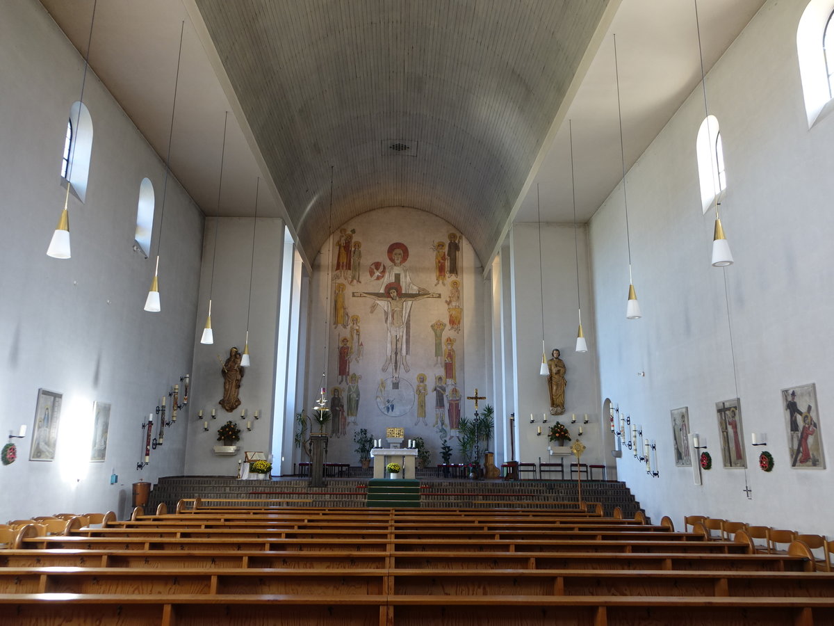 Bayerisch Gmain, Innenraum der Pfarrkirche, am Altarfresko wird die Hl. Dreifaltigkeit von den bekannten 14 Nothelfern umrahmt (10.11.2018)