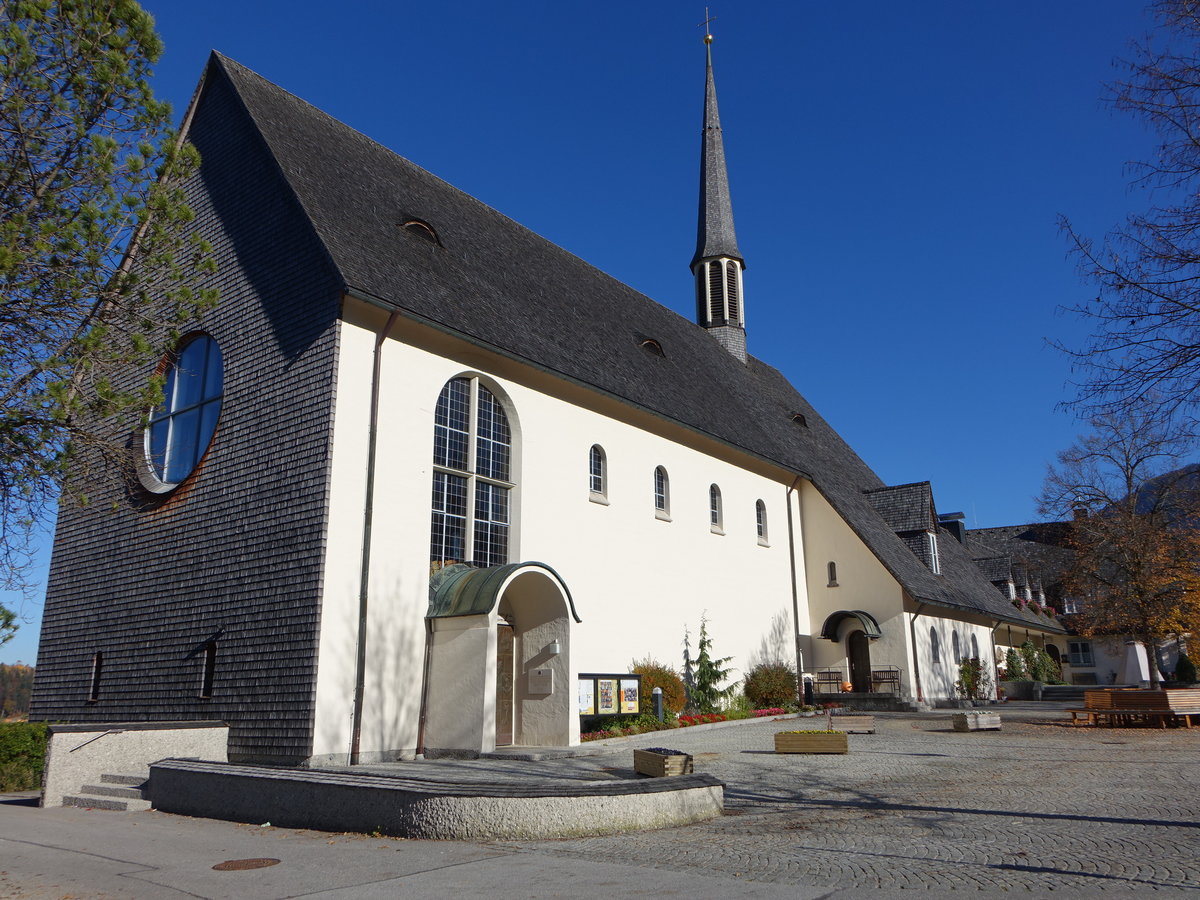 Bayerisch Gmain, kath. Pfarrkirche St. Nikolaus, erbaut 1957 (10.11.2018)