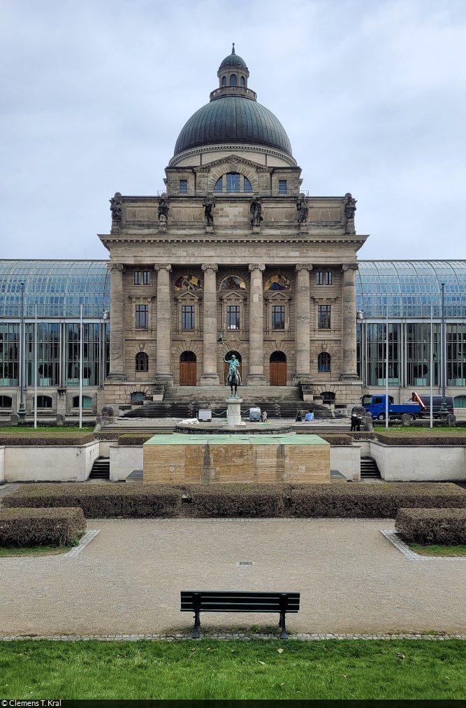 Bayerische Staatskanzlei und Kriegerdenkmal im Hofgarten Mnchen.

🕓 12.4.2023 | 13:17 Uhr