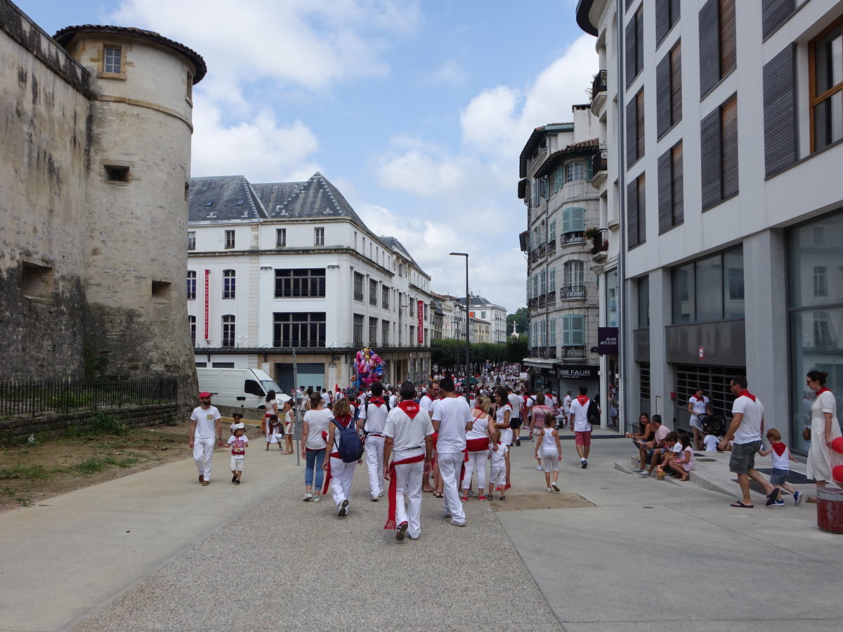 Bayonne, Huser in der Rue des Gouverneurs oder Place Chateau Vieux (26.07.2018)