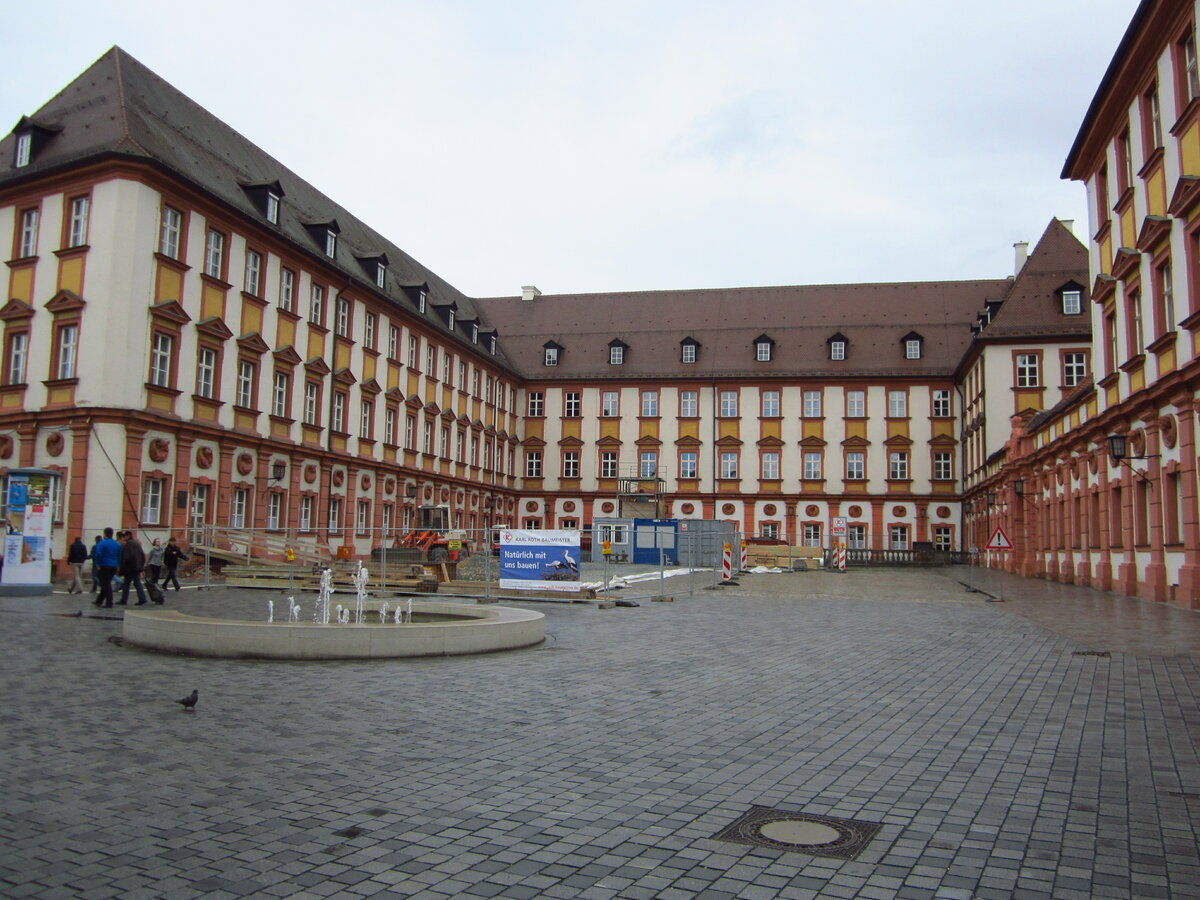 Bayreuth, Ehrenhof des alten Schloss, erbaut durch Markgraf Georg Friedrich I., erweitert durch den Baumeister Leonhard Dientzenhofer, nach Brand Wiederaufbau bis 1860, erneuter Wiederaufbau von 1950 bis 1954 (21.04.2012)