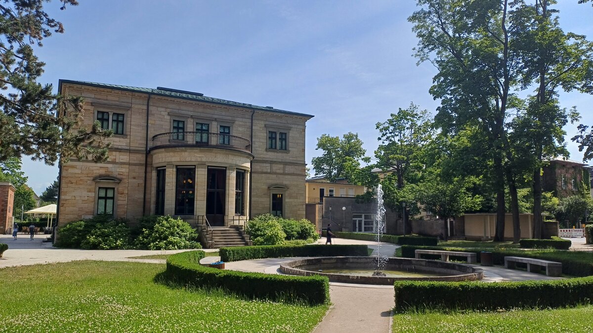 Bayreuth - Haus Wahnfried, Rckseite mit Brunnen, 18.06.2025