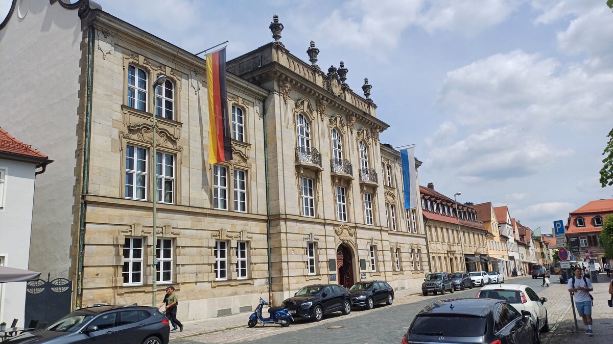 Bayreuth - Ludwigstrae mit Verwaltungsgebude der Regierung von Oberfranken, 18.06.2025