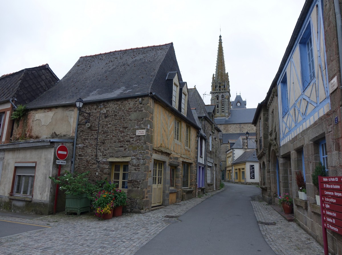 Bazouges-la-Perouse, Huser in der Rue de la Motte mit Kirche (13.07.2015)