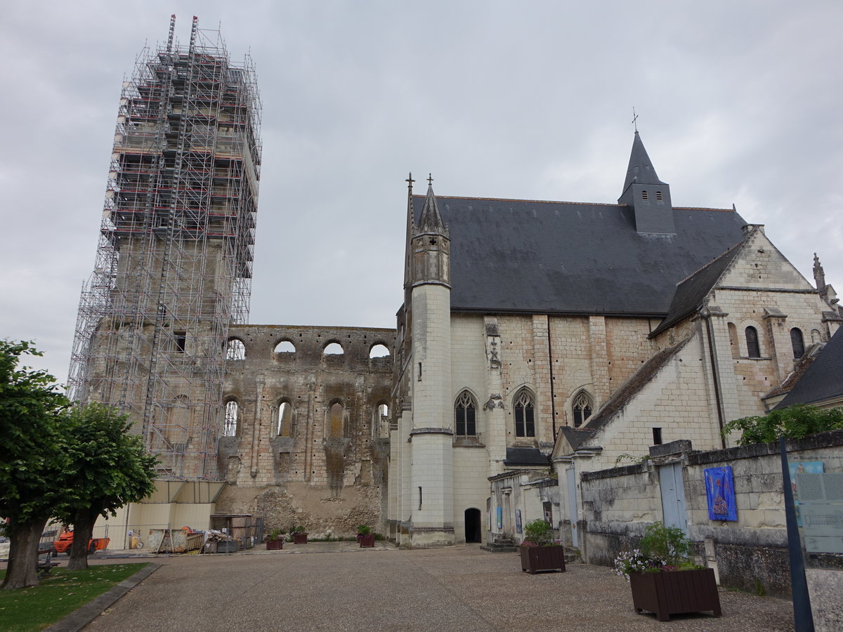 Beaulieu-les-Loches, Abteikirche St. Pierre und St. Paul, erbaut im 12. Jahrhundert mit romanischen Turm (08.07.2017)