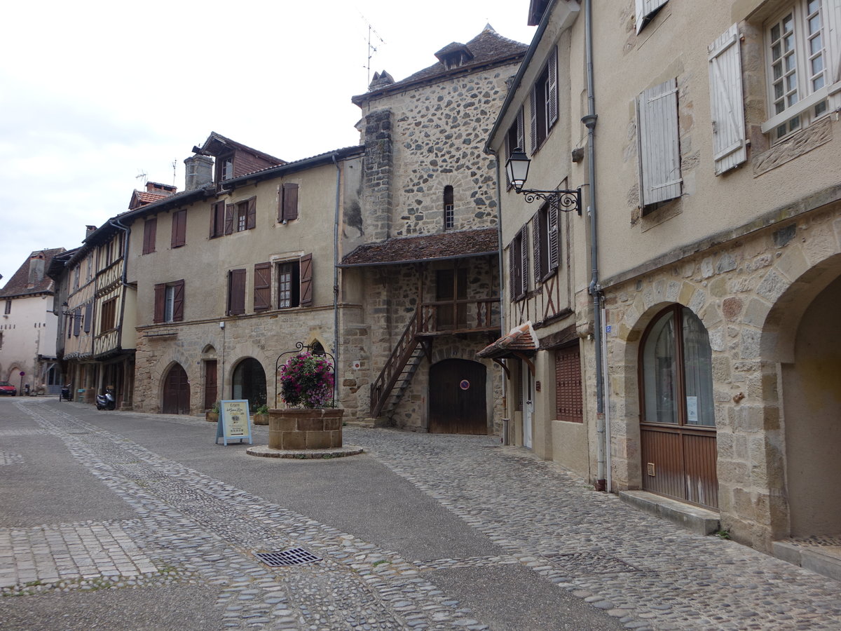 Beaulieu-sur-Dordogne, historische Huser am Place du Marche (21.07.2018)