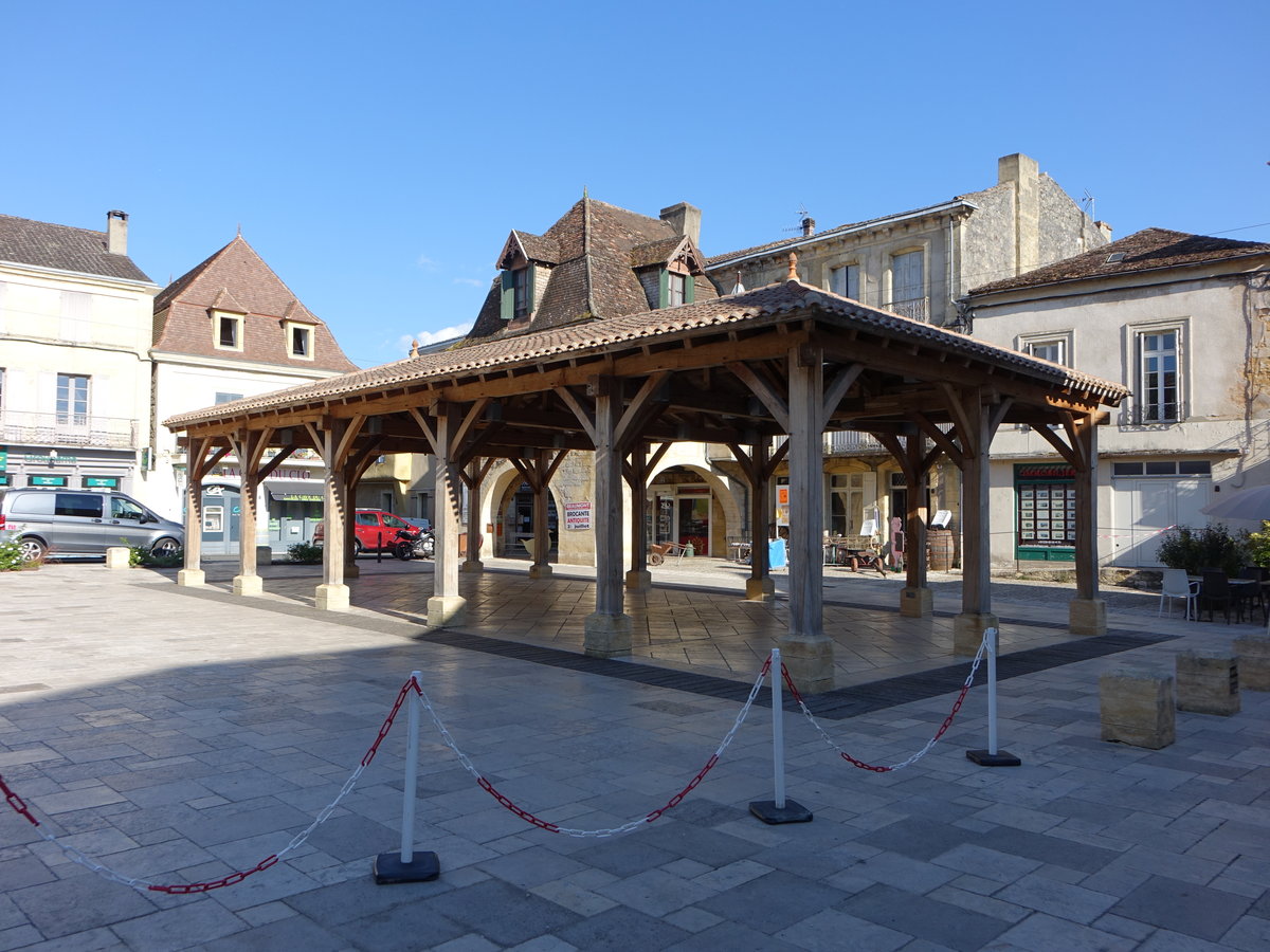 Beaumont-du-Prigord, alte Markthalle am Place Jean Moulin (22.07.2018)