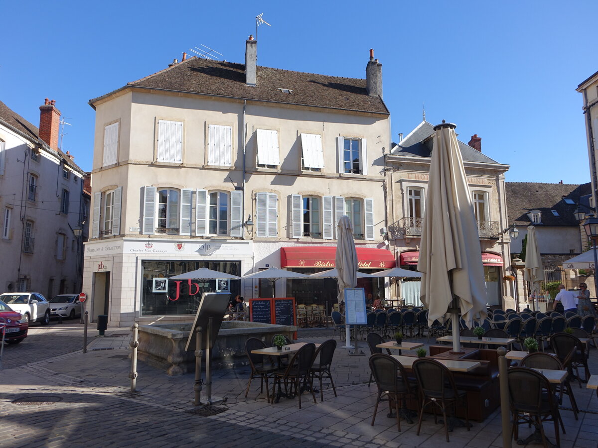 Beaune, Huser und Brunnen am Place de la Halle (02.07.2022)