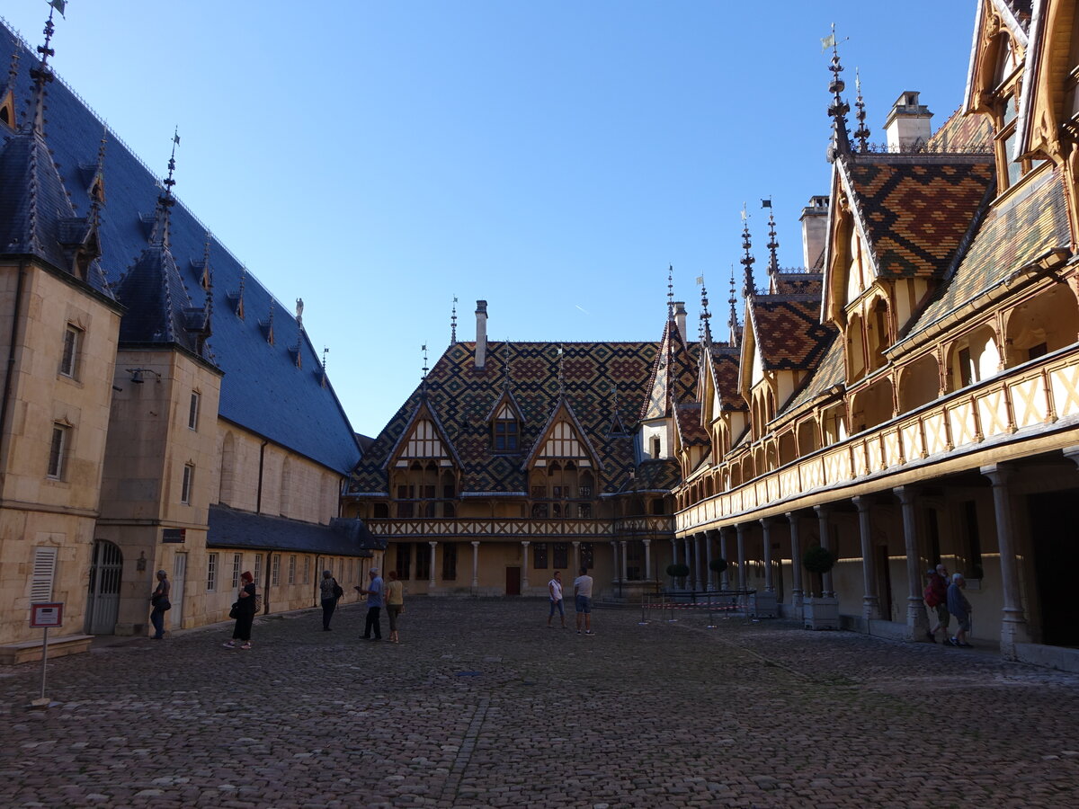 Beaune, Innenhof des Hotel Dieu, erbaut im 15. Jahrhundert durch den Kanzler Nicolas Rolin (02.07.2022)