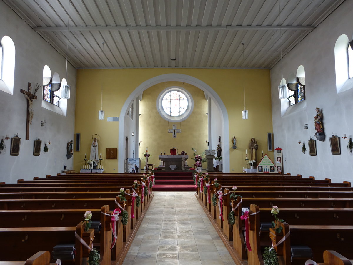 Bechtsrieth, moderner Innenraum der kath. Pfarrkirche St. Josef, erbaut 1930 (04.06.2017)