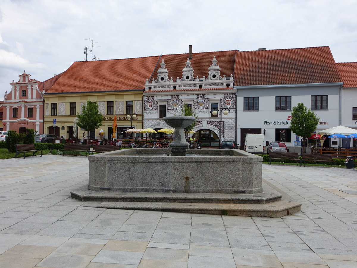 Bechyne, Brunnen und Gebude am Hauptplatz Masaryka Namesti (27.05.2019)